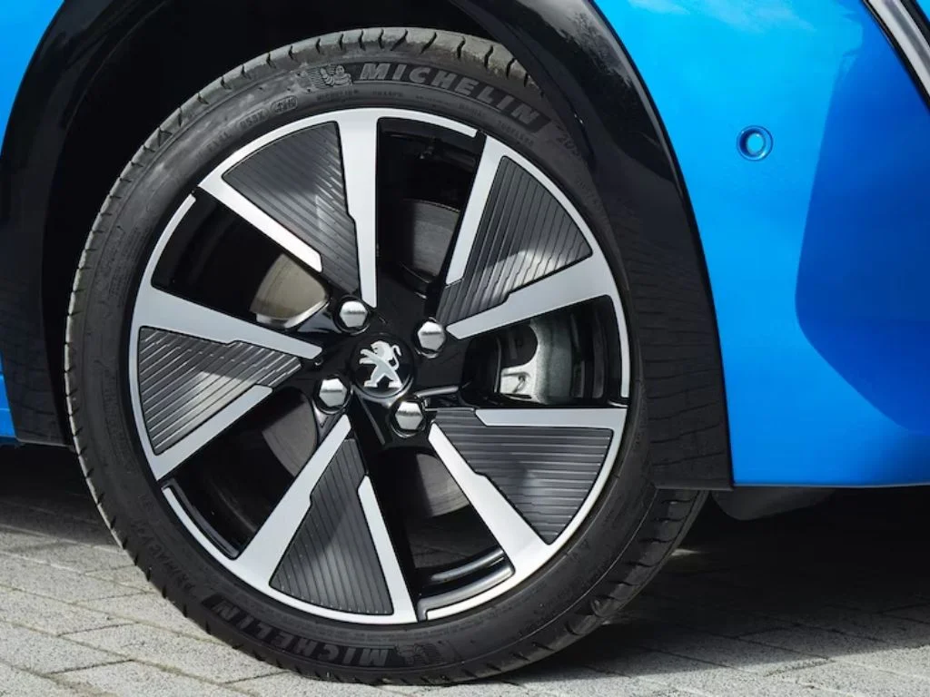 Peugeot e-208